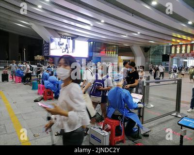 Shenzhen, Cina: I passeggeri che entrano a Shenzhen con la ferrovia ad alta velocità devono avere un codice verde di rilevamento di acido nucleico di 48 ore. A1 il personale di uscita sta verificando il Foto Stock