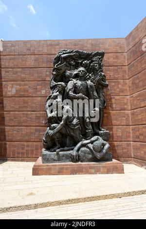 Vista del lato occidentale del monumento degli Eroi del Ghetto di Nathan Rapoport al memoriale dell'Olocausto di Yad Vashem a Gerusalemme, Israele. Foto Stock