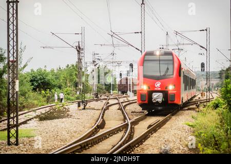 Novi Sad, Serbia - 06 settembre 2014: Ferrovie serbe, treno moderno in stazione Petrovaradin. Foto Stock