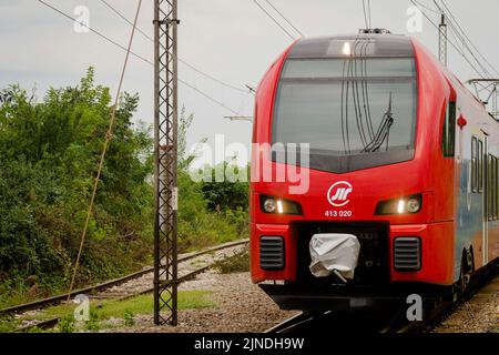 Novi Sad, Serbia - 06 settembre 2014: Ferrovie serbe, treno moderno in stazione Petrovaradin. Foto Stock