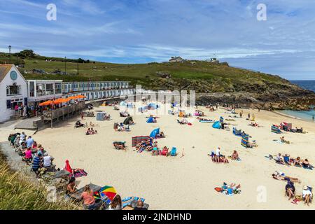 Le persone che si godono una giornata di sole estate a Porthmeor Beach a St Ives, Cornovaglia, Inghilterra. Foto Stock