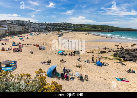 Le persone che si godono una giornata di sole estate a Porthmeor Beach a St Ives, Cornovaglia, Inghilterra. Foto Stock
