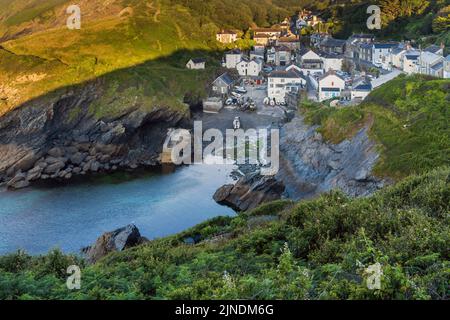 Vista verso il pittoresco villaggio di pescatori di Portloe sulla costa meridionale della Cornovaglia dal South West Coast Path. Catturato poco dopo l'alba. Foto Stock