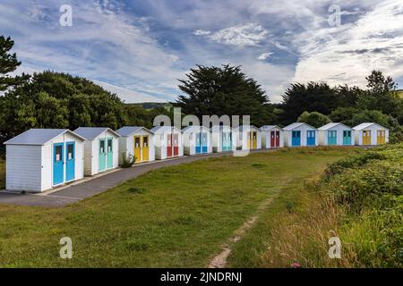 Fila di capanne colorate a Par Beach, Cornovaglia, Inghilterra. Foto Stock