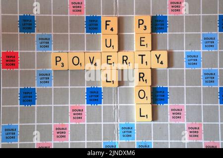 Lettere scrabble che illustrano la crisi energetica del 2022 Foto Stock