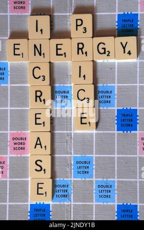 Lettere scrabble che illustrano la crisi energetica del 2022 Foto Stock