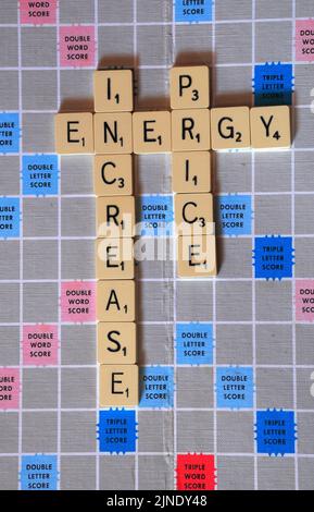 Lettere scrabble che illustrano la crisi del carburante del 2022 Foto Stock