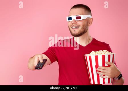 uomo in 3d occhiali utilizzando la console guardare film Foto Stock