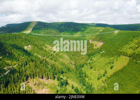 Vista aerea del ponte sospeso Sky Bridge 721 e torre di osservazione in montagna, Dolni Morava, Repubblica Ceca. Foto Stock