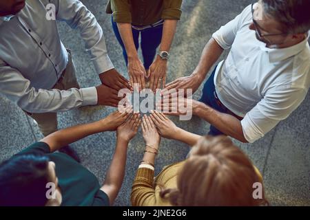 Persone d'affari che fanno il cerchio con le mani, facendo la costruzione di squadra e mostrando il sostegno che si levano insieme al lavoro dall'alto. Colleghi che fanno forma con Foto Stock