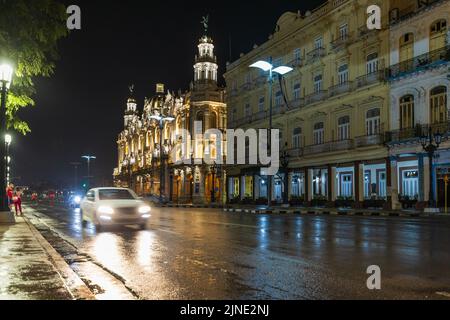 HAVANA, CUBA - 3 GENNAIO 2021 - Vista notturna dell'Hotel Inglaterra e del Gran Teatro de la Habana su Paseo de Marti (Paseo del Prado) Foto Stock