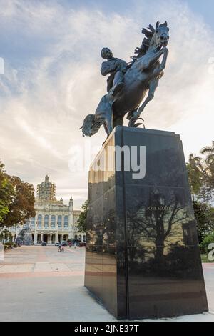 L'AVANA CUBA. 2 GENNAIO: Vista della statua di Jose Marti sul suo cavallo, nella Plaza 13 de Marzo il 2 gennaio 2021 a l'Avana, Cuba Foto Stock