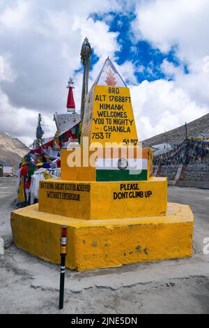 Uno scatto verticale della pietra di Chang la Pass contro un cielo nuvoloso in Ladakh Foto Stock