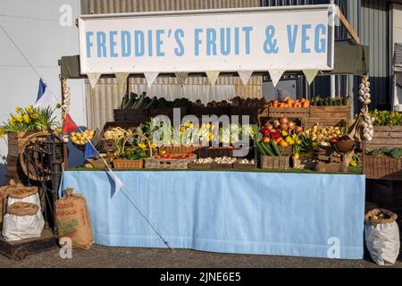 Freddie's, bar con frutta e bevande. Uno stand di mercato fittizio con vera frutta e verdura al Goodwood Members Meeting 79th, Sussex, Regno Unito. Foto Stock