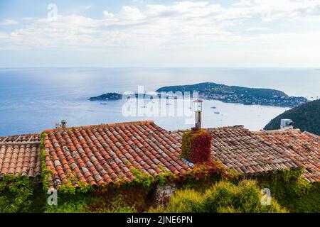 Eze, Alpes-Maritimes, Francia. Paesaggio costiero con vecchi tetti di tegole rosse Foto Stock