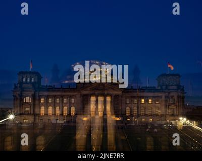 Berlino, Germania. 11th ago, 2022. Illuminato è il Reichstag di sera. (Esposizione lunga più cambiamento della lunghezza focale) Credit: Paul Zinken/dpa/Alamy Live News Foto Stock