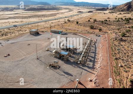 Una piccola stazione di compressione per un gasdotto da 12' di GNL o di gas naturale liquefatto nella Valle Spagnola, vicino a Moab, Utah. Foto Stock