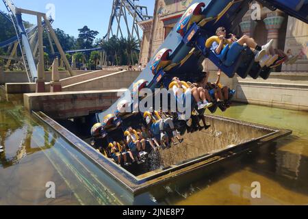 Plailly, Francia - Agosto 10 2022: OzIris è una montagna russa capovolta in acciaio situata nel Parc Astérix, un parco a tema in Francia basato sul fumetto se Foto Stock