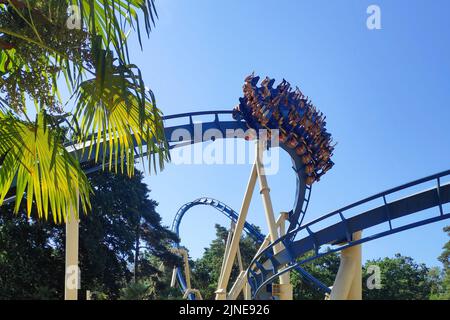 Plailly, Francia - Agosto 10 2022: OzIris è una montagna russa capovolta in acciaio situata nel Parc Astérix, un parco a tema in Francia basato sul fumetto se Foto Stock