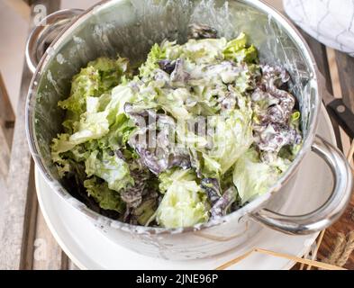 Insalata marinata in una ciotola Foto Stock