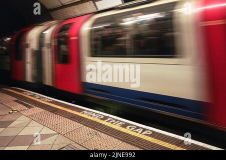 Londra, Regno Unito - 01 febbraio 2019: ATTENZIONE AL testo DEL GAP al piano della stazione della metropolitana di Londra, treno sfocato che arriva dietro la linea bianca Foto Stock