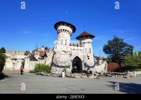 Plailly, Francia - Agosto 10 2022: Le torri sorridenti del castello che fanno l'ingresso della zona 'à travers le temps' all'interno del Parc Astérix, un parco a tema Foto Stock