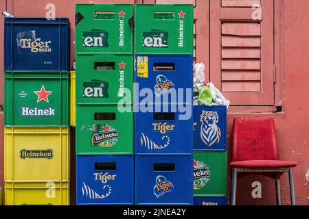 Le casse vuote della birra sono impilate ordinatamente fuori da un bar a Boat Quay, Singapore. Scatto orizzontale. Foto Stock