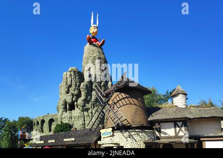 Plailly, Francia - Agosto 10 2022: Parc Astérix è un parco a tema in Francia basato sulla serie di fumetti Asterix di Albert Uderzo e René Goscinny. Foto Stock