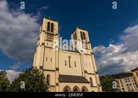 Vista della facciata anteriore di Kirche St. Andrä (chiesa) a Salisburgo, Austria costruito nel in1892 in stile neo-gotico. Foto Stock
