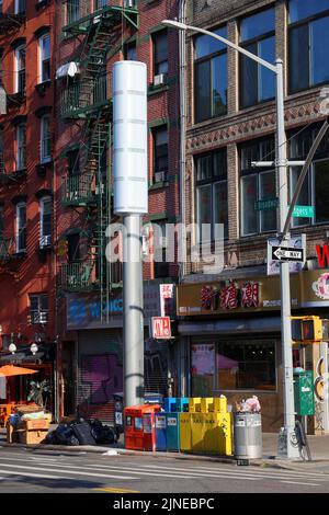 Un chiosco WiFi LinkNYC Link5G 5G a Manhattan Chinatown, New York. I giganteschi smartpoli da 32 piedi sostituiscono i vecchi chioschi wi-fi LinkNYC 4G con un nuovo ... Foto Stock