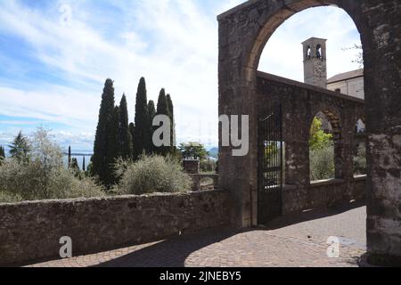 Il Vittoriale degli Italiani è stato progettato da Gabriele d'Annunzio. Si tratta di un complesso di edifici, strade, piazze, un teatro all'aperto e giardini. Foto Stock