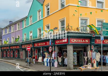 Colourful Main Street, Kenmare, Co. Kerry, Irlanda Foto Stock