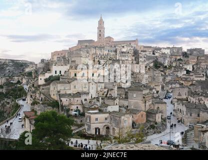 I Sassi di Matera visti dal punto di vista della Murgia timone di fronte al Sasso Caveoso e al Duomo. Foto Stock