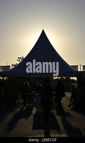 Herning, Danimarca. 10th ago, 2022. World Equestrian Games. Scuderie. L'ingresso alla zona al tramonto durante il individuale Dressage Grand Prix Freestyle. Credit: Sport in Pictures/Alamy Live News Foto Stock