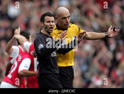 Arsenal / Man U Howard Webb conduce via Ryan Giggs dopo le proteste contro l'equalizzatore Foto di Pixel8000 Ltd Foto Stock