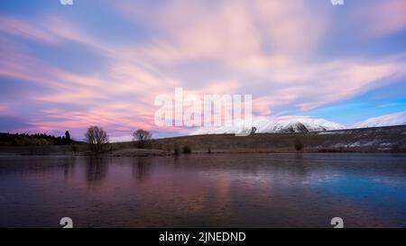 Alba invernale a Loch Cameron, Twizel, Nuova Zelanda. Foto Stock