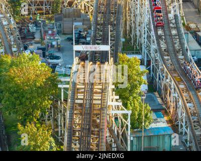 Blackpool Pleasure Beach, BPB, Grand National, Big One, icona, Pier , Valhalla, Rides in Action Aerial Drone , come visto dall'aria, Birds Eye View Foto Stock