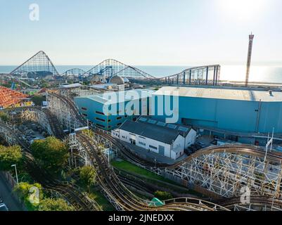 Blackpool Pleasure Beach, BPB, Grand National, Big One, icona, Pier , Valhalla, Rides in Action Aerial Drone , come visto dall'aria, Birds Eye View Foto Stock