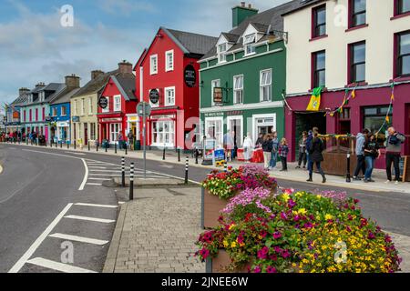 Colourful Main Street, Dingle, Co. Kerry, Irlanda Foto Stock