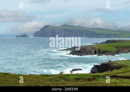 Costa rocciosa da Slea Head Drive, Dingle Peninsula, Co. Kerry, Irlanda Foto Stock