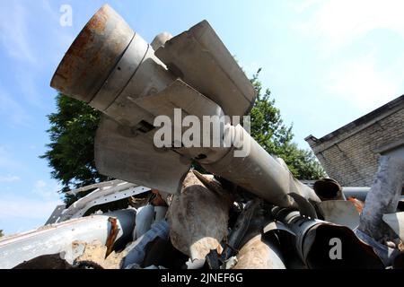 Non esclusiva: KHARKIV, UCRAINA - 10 AGOSTO 2022 - i frammenti di missili russi sono immagazzinati in un magazzino a Kharkiv, nel nord-est dell'Ucraina. Questo Foto Stock