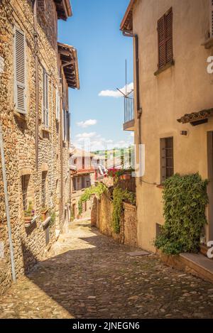 Vista sul piccolo vicolo di Castell'Arquato in una giornata di sole, Piacenza, Italia Foto Stock