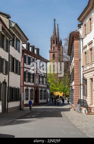 Torri di Basilea Minster da Rittergasse Foto Stock