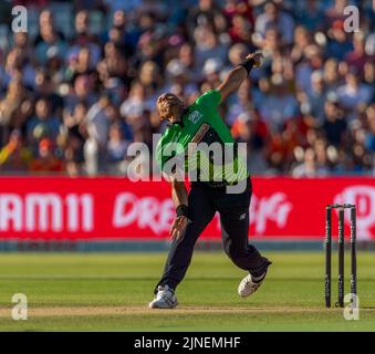 Tymal Mills bowling per Southern Brave nel centinaio Foto Stock