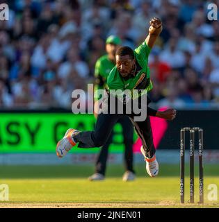 Chris Jordan bowling per Southern Brave nel cento contro Birmingham Phoenix Foto Stock