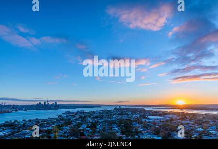 Skyline di Auckland al tramonto, Auckland, Nuova Zelanda. Foto Stock