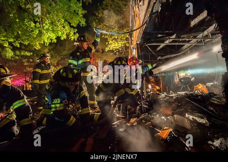 Una squadra di vigili del fuoco allena il flusso di manichette nei punti caldi all'interno del garage alle 10:16:00 di mercoledì 18th maggio 2016 il Sag Harbor Fire Depar Foto Stock