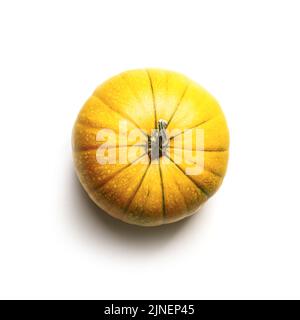 Zucca gialla isolata su sfondo bianco. Fotografia di cibo. Concetto di Halloween. Vista dall'alto. Parte di set diversi tipi di zucche. Foto Stock