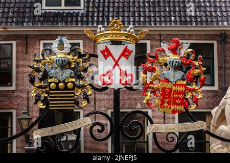 Leiden, Paesi Bassi - 7 aprile 2016: Stemma con chiavi rosse all'ingresso del castello Foto Stock