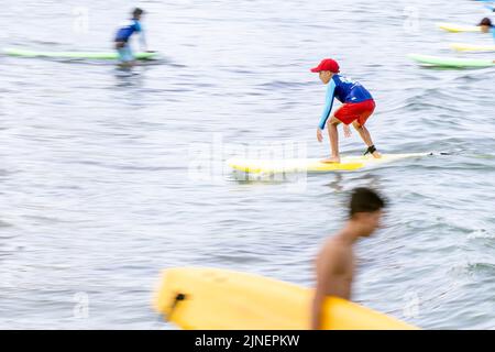 Tel Aviv, Israele. 10th ago, 2022. Surfers visto a Tel Aviv, Israele. Il 10 agosto 2022. Tel Aviv, situata lungo la costa mediterranea, è il fulcro culturale di Israele e una delle principali destinazioni di viaggio che attrae turisti da tutto il mondo. (Foto di Ronen Tivony/Sipa USA) *** Please use Credit from Credit Field *** Credit: Sipa USA/Alamy Live News Foto Stock